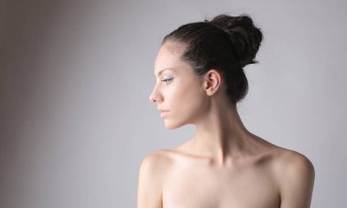 Genç bir kadının portre profili