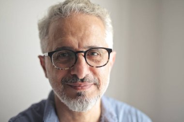 Gözlüklü bir adamın portresi