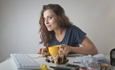 Karışık ofisinde bir kadın