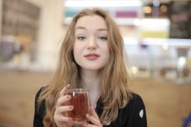 Kadın çay içiyor.