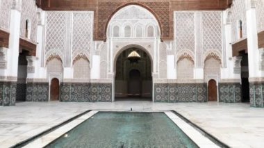 Marakeş, Fas - 3 Ekim 2022: İslami medrese, Marakeş, Fas 'ta Medersa Ben Youssef. 2022 'de yenilendi ve tekrar açıldı, Fas' ın ünlü bir turistik bölgesi ve seyahat yeri. 4k görüntü.
