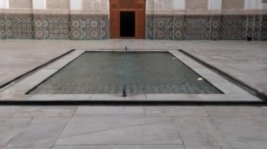 Marakeş, Fas - 3 Ekim 2022: İslami medrese, Marakeş, Fas 'ta Medersa Ben Youssef. 2022 'de yenilendi ve tekrar açıldı, Fas' ın ünlü bir turistik bölgesi ve seyahat yeri. 4k görüntü.