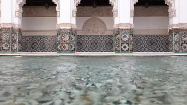 モロッコのマラケシュ 2022年10月3日 モロッコのマラケシュでイスラム教徒のマドラサ メデルサ イブン ユセフ 新しく改装され 2022年に再オープンし 観光地とモロッコの有名な旅行場所 4K映像 — ストック動画