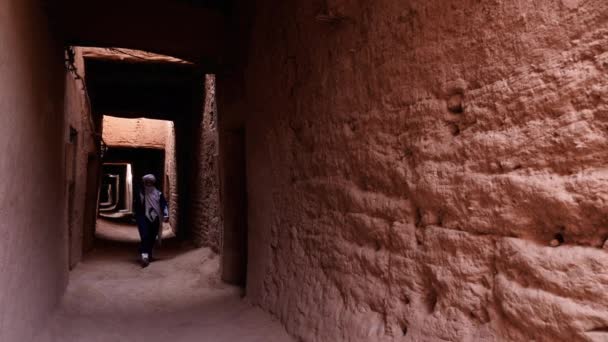 Традиционный Марокканский Бедуин Одетый Голубую Гандуру Тюрбан Прогуливается Внутри Касбы — стоковое видео