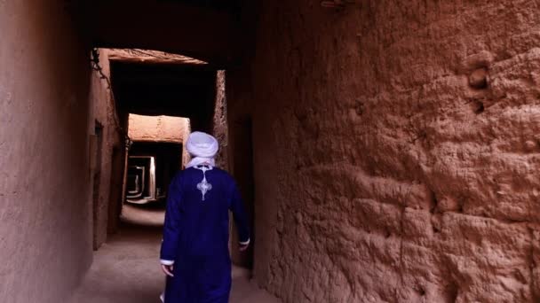 Tradycyjnie Ubrany Beduiński Marokańczyk Niebieskiej Gandurze Turban Spacerujący Wewnątrz Kasby — Wideo stockowe
