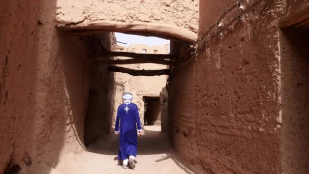 Hombre Tradicional Beduino Marroquí Vestido Con Una Gandoura Azul Turbante — Vídeo de stock
