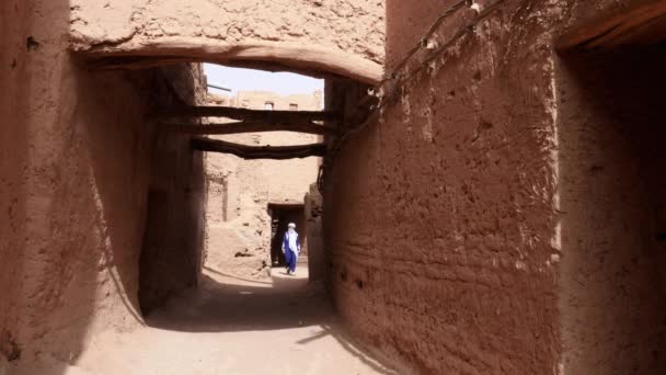 Tradičně Oblečený Beduínský Marocký Muž Modrou Gandourou Turbanem Prochází Uvnitř — Stock video