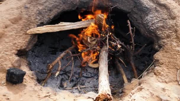 Horno Arcilla Tradicional Con Fuego Leña Una Cabaña Nómadas Desierto — Vídeos de Stock