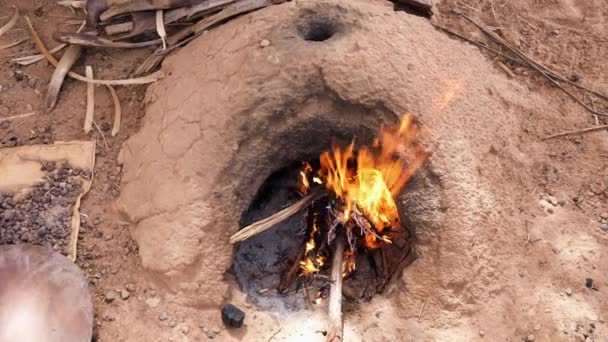 Tradycyjny Piec Gliniany Kominkiem Chacie Koczowników Saharze Pustyni Maroko Piekarnik — Wideo stockowe