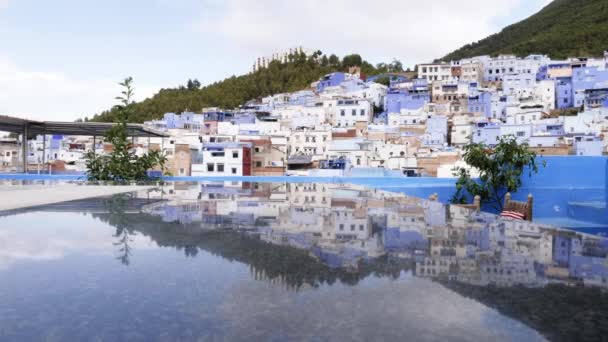 モロッコのチェフチャーンのメディナ 旧市街 の景色を反映しています 青い塗装の家のために有名な観光旅行先 4K映像 — ストック動画