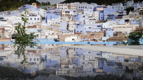 Blick Auf Die Medina Altstadt Von Chefchaouen Marokko Mit Spiegelungen — Stockvideo