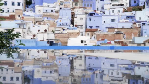 モロッコのチェフチャーンのメディナ 旧市街 の景色を反映しています 青い塗装の家のために有名な観光旅行先 4K映像 — ストック動画