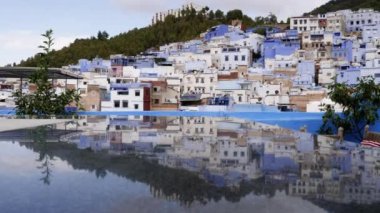 Medine 'nin (eski şehir) Fas' taki Chefchaouen manzarası, yansımalarla. Mavi boyalı evleri sayesinde ünlü turist tatil beldesi. 4k görüntü.