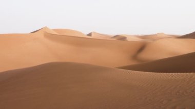 Sahra Çölü kum tepeleri manzaraları, Erg Chigaga, Fas. Serene nature arka plan 4k video. 