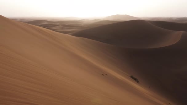 摩洛哥Erg Chigaga 撒哈拉沙漠 日落时有沙丘覆盖 自然背光背景4K镜头 — 图库视频影像