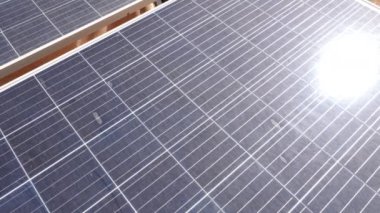 Sahra Çölü 'ndeki güneş enerjisi paneli, Erg Chigaga, Fas. Güneş enerjisi, küçük bir sebze bahçesi için kuyudan su almak için. 4k görüntü.