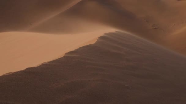 Vind Blåser Sand Över Kanten Sanddyn Saharaöknen Erg Chigaga Marocko — Stockvideo