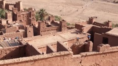 Ksar Kasbah Ait Benhaddou 'nun yüksek açılı görüntüsü. Eski kil evleri olan kırsal bir köy, otantik Güney Fas kır tarzı kerpiç mimarisi. 4k görüntü.