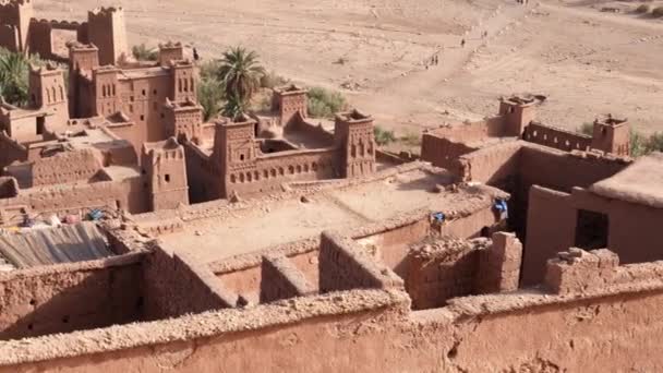 Ksar Kasbah Ait Benhaddou的高角镜 一个乡村 有古老的粘土房子 真实的南摩洛哥乡村风格的土坯建筑 4K镜头 — 图库视频影像