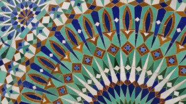 Fas 'taki bir çeşmenin renkli kiremitleri. Mozaik desen, geleneksel İslami geometrik tasarım. Fas yapımı, el yapımı. 4k görüntü.