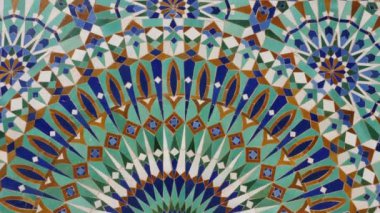 Fas 'taki bir çeşmenin renkli kiremitleri. Mozaik desen, geleneksel İslami geometrik tasarım. Fas yapımı, el yapımı. 4k görüntü.