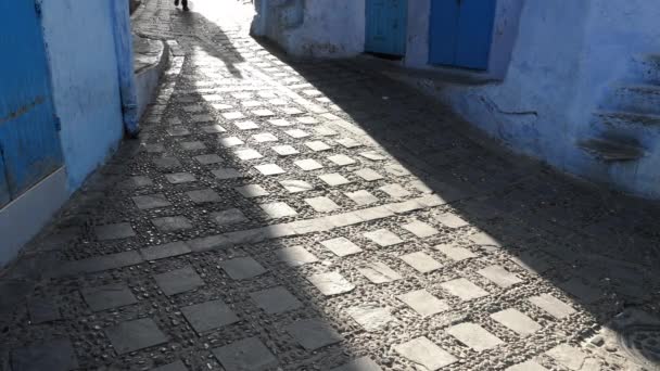 Сцена Вулиці Тінню Людини Йде Синьому Місті Чефшоуен Марокко Кадрів — стокове відео