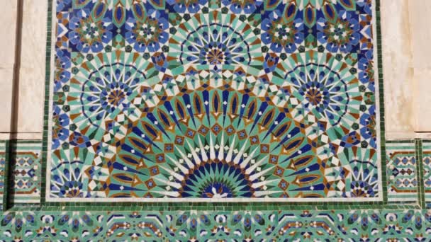在摩洛哥的一个喷泉里 有着五彩斑斓的瓷砖 马赛克图案 传统的伊斯兰几何设计 摩洛哥手工制作的手工艺品 4K镜头 — 图库视频影像