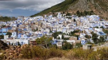 Şef Fas 'ın Medine' sinin manzarası. Mavi boyalı evleri sayesinde ünlü turist tatil beldesi. 4K, çekim başlıyor..