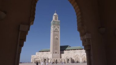 Casablanca, Fas - 14 Ekim 2022: Müslümanlar cuma namazından sonra Hasan II Camii 'nden çıkarlar. 4k görüntü 