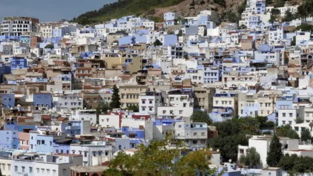 モロッコのチェフチャーンのメディナの眺め 青い塗装の家のために有名な観光旅行先 ショットを確立 — ストック動画
