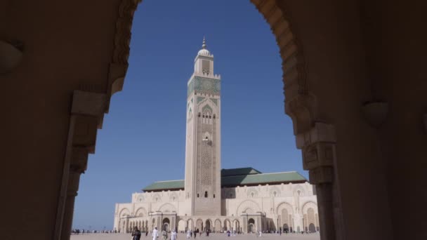 Casablanca Marrocos Outubro 2022 Muçulmanos Saem Mesquita Hassan Após Oração — Vídeo de Stock