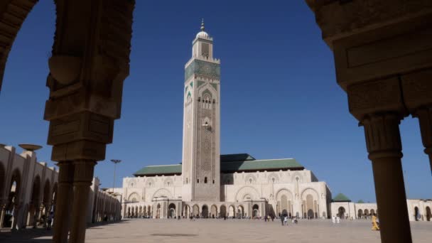 Casablanca Marruecos Octubre 2022 Los Musulmanes Salen Mezquita Hassan Después — Vídeos de Stock