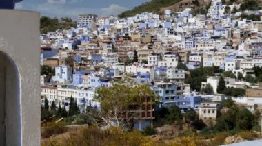 Şef Fas 'ın Medine' sinin manzarası. Mavi boyalı evleri sayesinde ünlü turist tatil beldesi. 4K, çekim başlıyor..