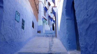 Fas, Chefchaouen 'da mavi merdivenli ve evleri olan sokak detayları. Chefchaouen Medinesi ünlü bir turistik seyahat merkezidir. 4k görüntü.
