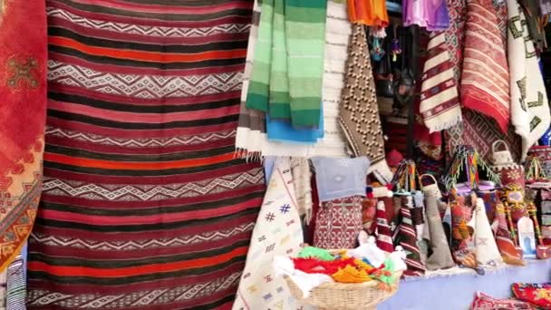Marockanska Berber Mattor Och Tyger Med Vackra Traditionella Mönster Bilder — Stockvideo