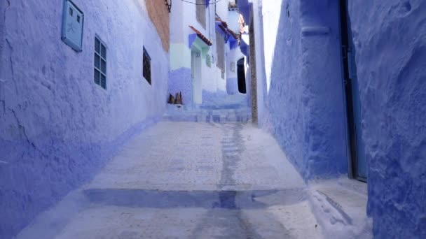 ブルー塗装の階段やモロッコのChefchaouenの家と街の詳細 Chefchaouenのメディナは有名な観光旅行先です 4K映像 — ストック動画