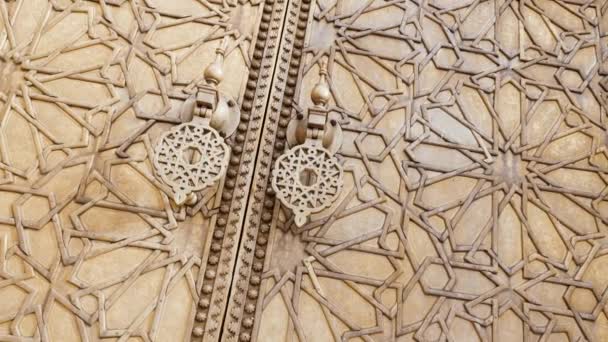 ハンドル ゲート フェズ フェス モロッコで美しい黄金のモロッコのドアの詳細 フェスのランドマークと象徴的な観光地 4K映像 — ストック動画