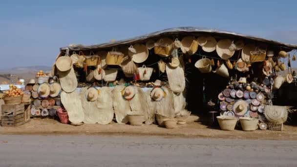 Shop Traditional Moroccan Basketry Souvenirs Handmade Craft Items Sold Road — Vídeos de Stock