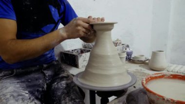 Fas, Fas 'ta geleneksel Fas çömlekçiliği. Fas işçiliği, 4K görüntü..