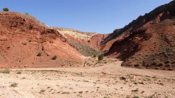 大庭谷 高アトラス山脈 モロッコの抽象的な赤い山の岩と乾燥した川 鉄の豊かな山々 4Kの自然な背景映像 — ストック動画