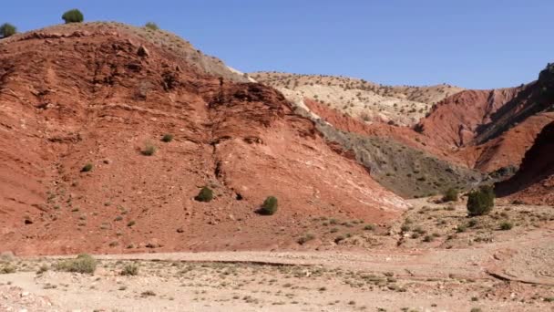 大庭谷 高アトラス山脈 モロッコの抽象的な赤い山の岩と乾燥した川 鉄の豊かな山々 4Kの自然な背景映像 — ストック動画