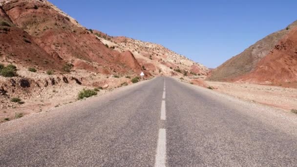 山の中でカントリーロード巻き ウニラ渓谷 高アトラス山脈 モロッコ 4Kでの旅行背景映像 — ストック動画