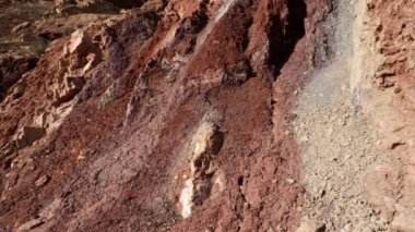 Ounila Vadisi 'ndeki soyut kızıl dağ kayaları, Yüksek Atlas Dağları, Fas. Demir zengini dağlar, doğal arka plan görüntüleri 4K..