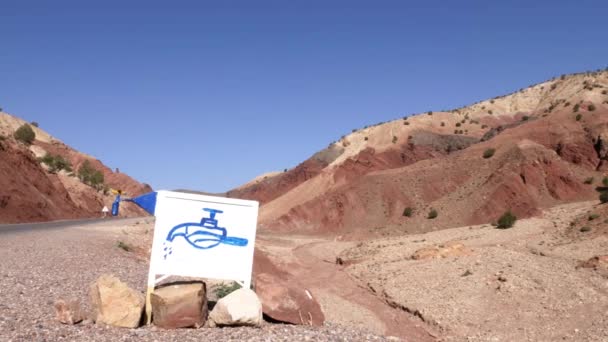 オウィラ渓谷 ハイアトラス山脈 モロッコで新鮮な源泉地下水にサインしてください 4Kの干ばつで新鮮な水源の水の映像 — ストック動画