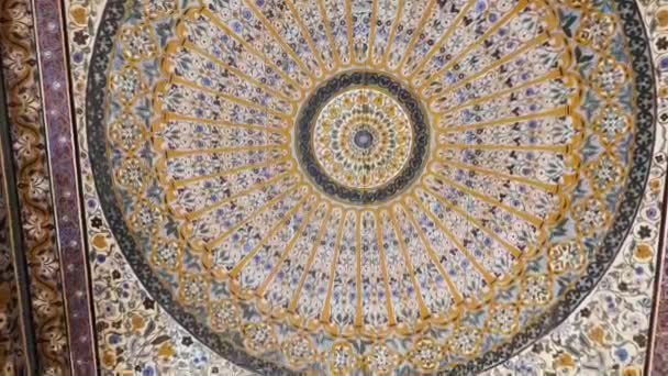 Όμορφη Ξύλινη Οροφή Μαροκινή Εσωτερική Διακόσμηση Περίπλοκα Παραδοσιακά Χειροποίητα Ξυλόγλυπτα — Αρχείο Βίντεο