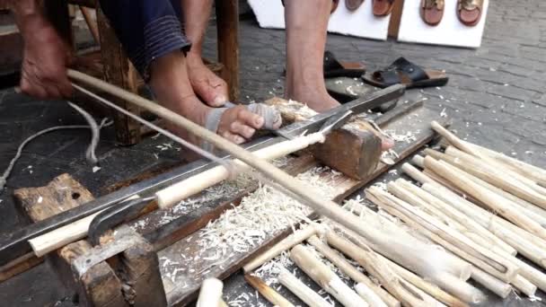 老式的手工和脚木雕传统方法 摩洛哥马拉喀什麦地那的手工艺品木制品 — 图库视频影像