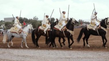 Draa, Marakeş, Fas - 10 Haziran 2023: Fantasia (Tbourida veya lab al baroud) Geleneksel Fas Berberi Arap At Festivali. UNESCO İnsanlığın Soyut Kültürel Mirası Listesi 'ne kazınmış bir gelenek. 4k.