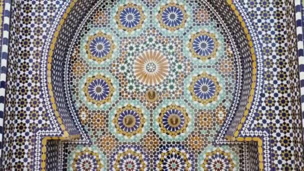Traditionele Marokkaanse Fontein Typisch Tegel Zellige Ontwerp Van Marokkaanse Design — Stockvideo
