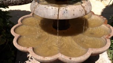 Geleneksel Fas Terracotta çeşmesi. Fas Çeşmesi detayı. 4k görüntü. 