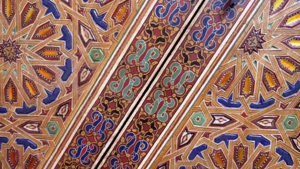 Όμορφη Λεπτομέρεια Από Ένα Πολύχρωμο Σκαλιστά Ξύλινη Μαροκινή Πόρτα Παραδοσιακό — Αρχείο Βίντεο